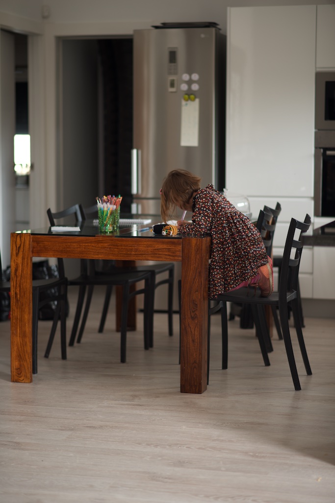 MESA DE COMEDOR DE MADERA DE OLMO Y DOS CRISTALES